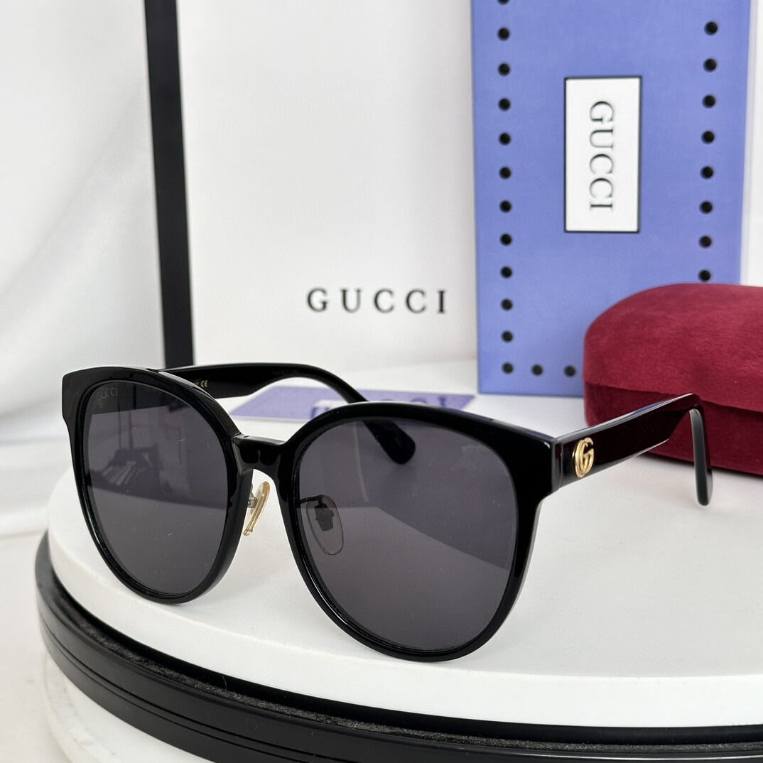 Classic GG Sunglasses with Signature Stripe Detail