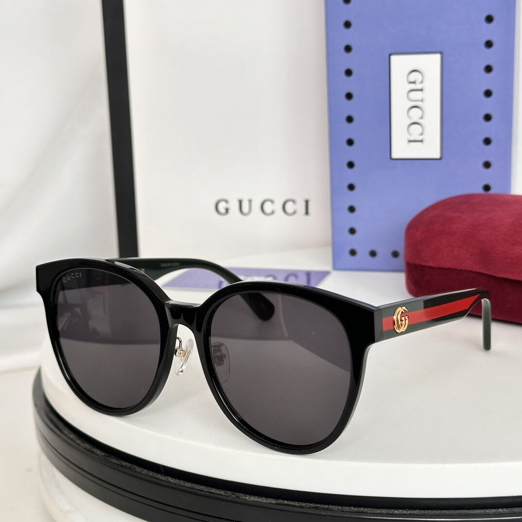Classic GG Sunglasses with Signature Stripe Detail