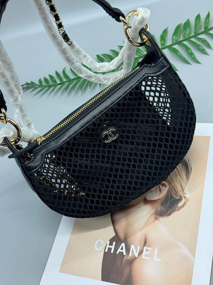 Half-moon knitted shoulder bag – Limited Edition