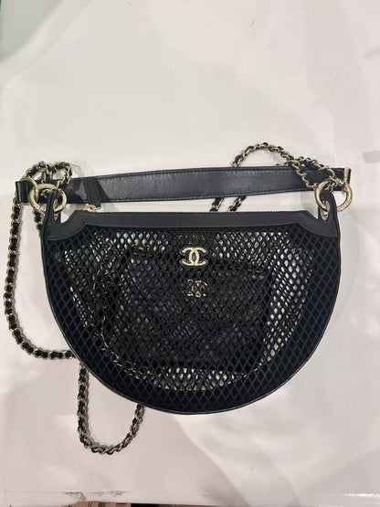 Half-moon knitted shoulder bag – Limited Edition