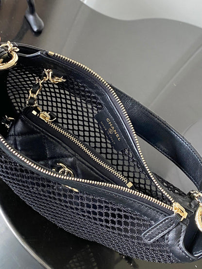 Half-moon knitted shoulder bag – Limited Edition