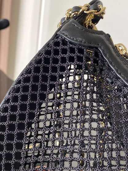 Half-moon knitted shoulder bag – Limited Edition