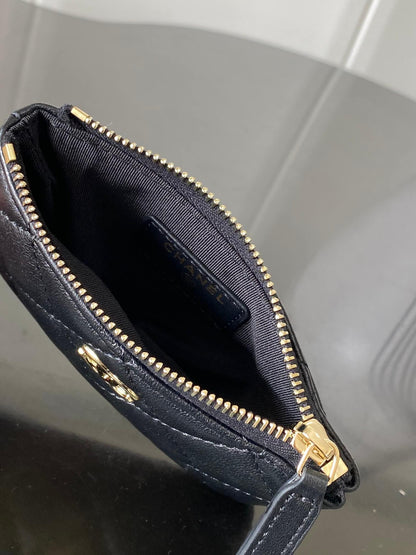 Half-moon knitted shoulder bag – Limited Edition