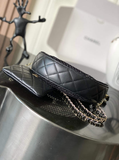 Half-moon knitted shoulder bag – Limited Edition