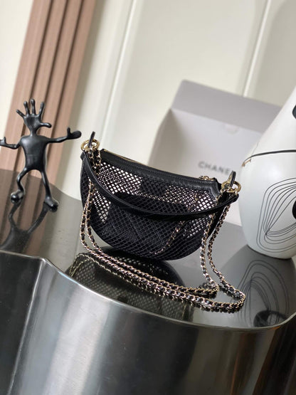 Half-moon knitted shoulder bag – Limited Edition