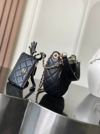 Half-moon knitted shoulder bag – Limited Edition